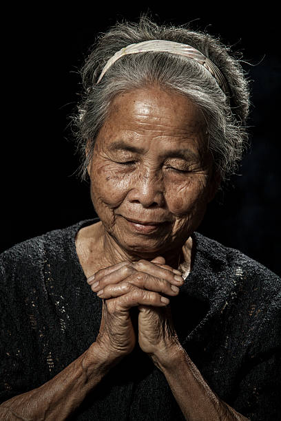 portrait d'une femme âgée praying - japan serious family senior adult photos et images de collection