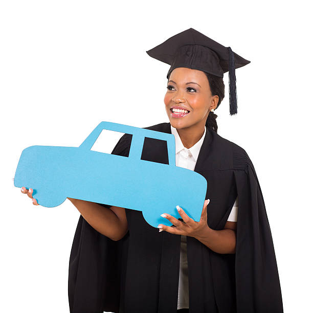 afro-americana fêmea segurando um símbolo de carro finalistas - university graduation car student imagens e fotografias de stock