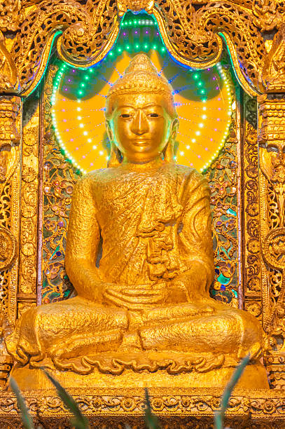 kyaikhto 、ミャンマー～2014 年 2 月 22 日： kyaikpawlaw buddha 画像 - kyaikhto ストックフォトと画像