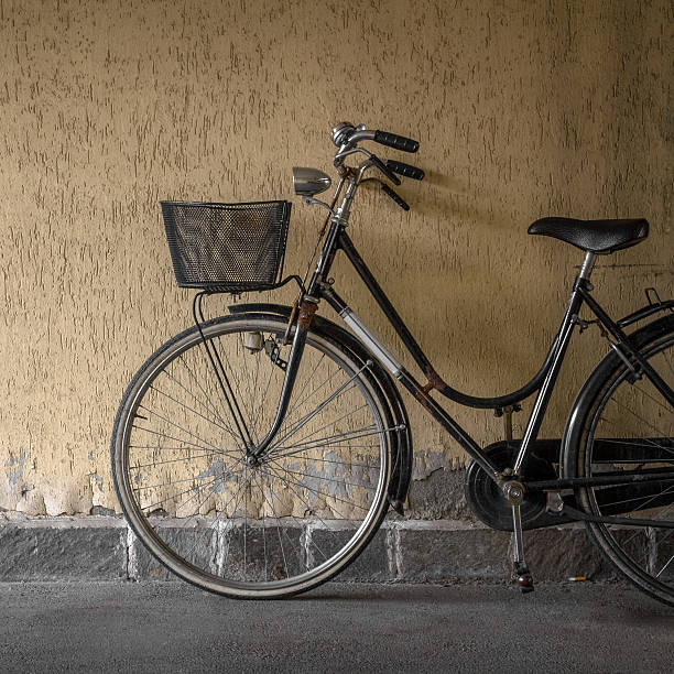 nero bicicletta - rusty foto e immagini stock