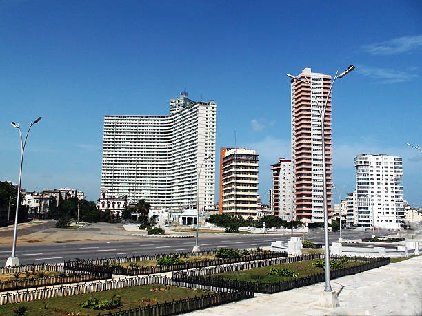 wysokich budynków w hawanie stolicy, kuba - capital cities retaining wall malecon coastline zdjęcia i obrazy z banku zdjęć