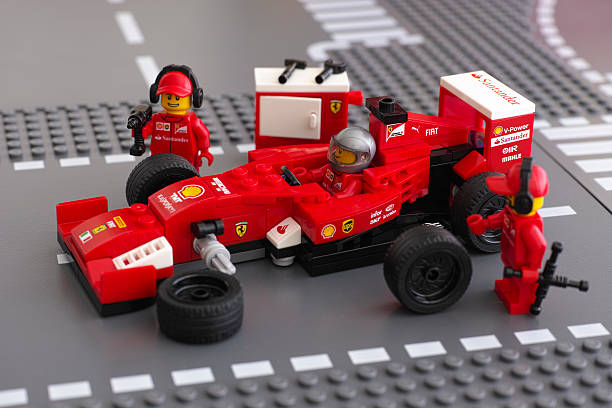 que fixa rodas da ferrari f14 t de lego a velocidade de campeão - formula one racing racecar sports race car imagens e fotografias de stock
