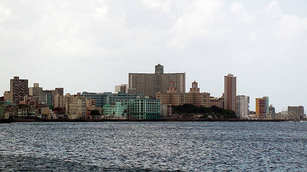 widok wieżowców w malecon hawana stolicy, kuba - capital cities retaining wall malecon coastline zdjęcia i obrazy z banku zdjęć