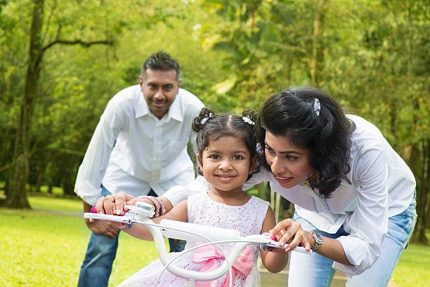 インドの親教師お子様には、自転車の乗り - offspring family love india ストックフォトと画像