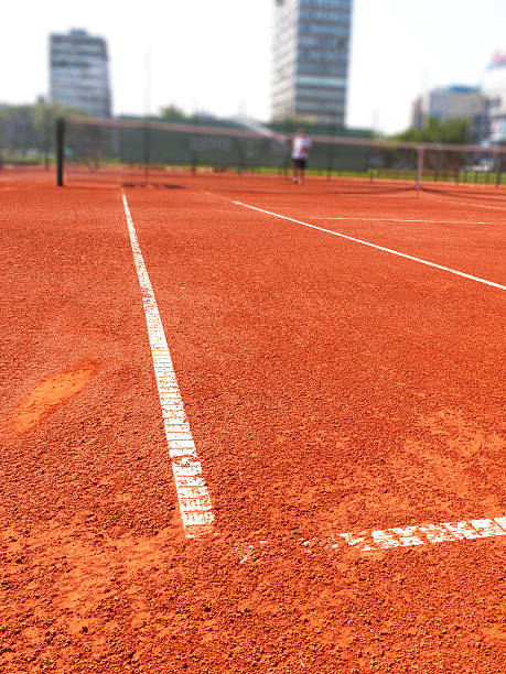 テニスコートで、晴れた日 - tennis in a row team ball ストックフォトと画像