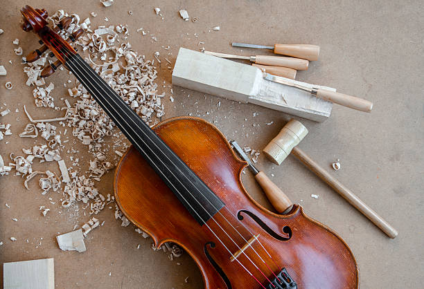 rouge brun du violon sur luthiers bureau. image libre de droit - classical music music musical instrument brown photos et images de collection