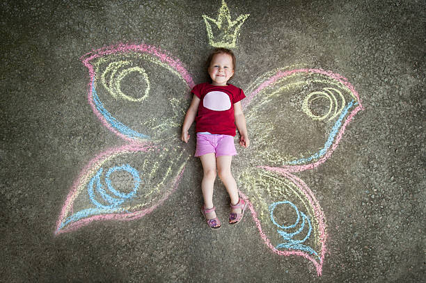 bambina farfalla, gioia - little girls sidewalk child chalk foto e immagini stock