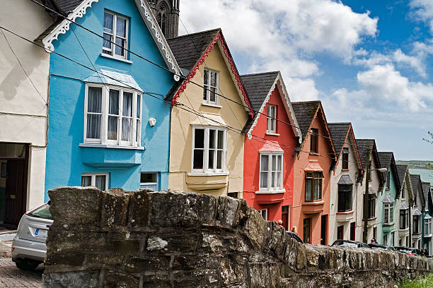 farbenfrohe häuser auf der straße in cobh, irland - verwaltungsbezirk county cork stock-fotos und bilder