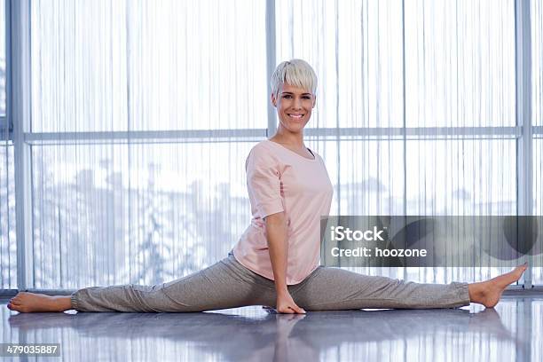 Young Blond Woman Doing The Splits Stock Photo - Download Image Now - Active Lifestyle, Activity, Adult