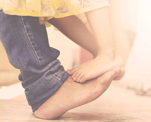 baile con su hija de padre - child human foot barefoot jeans fotografías e imágenes de stock