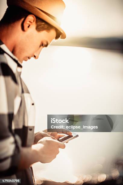 Hombre Usando Teléfono Inteligente Foto de stock y más banco de imágenes de 2015 - 2015, Adulto, Agarrar