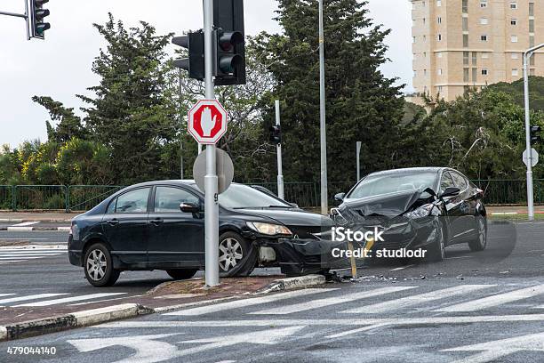 Autounfall Stockfoto und mehr Bilder von Autounfall - Autounfall, Unfall - Ereignis mit Verkehrsmittel, Straßenkreuzung
