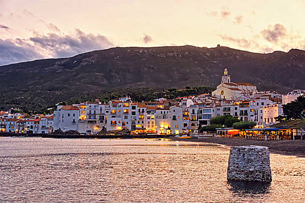 vue générale de cadaqués en soirée d'été - cadaques photos et images de collection