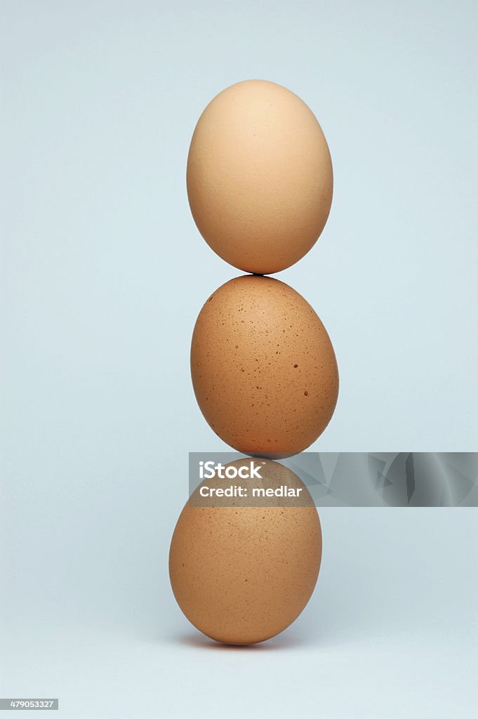 Tres huevos equilibrio en otro - Foto de stock de Huevo - Etapa de animal libre de derechos