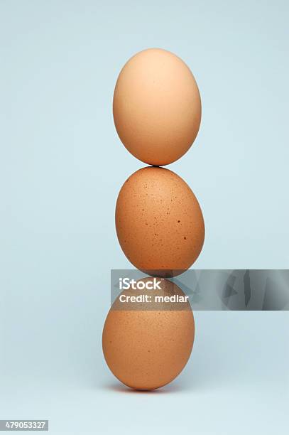 Tres Huevos Equilibrio En Otro Foto de stock y más banco de imágenes de Huevo - Etapa de animal - Huevo - Etapa de animal, Huevo - Comida básica, Equilibrio