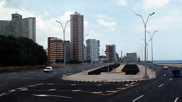 malecon w hawanie stolica kuby - capital cities retaining wall malecon coastline zdjęcia i obrazy z banku zdjęć