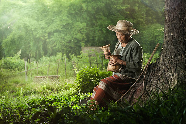 アジアの祖母漁師は、網 - underdeveloped ストックフォトと画像