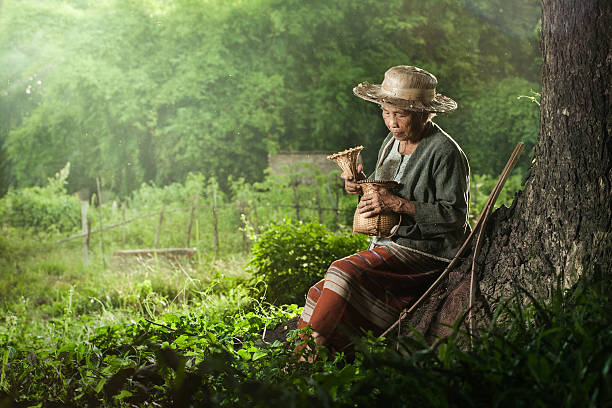 azjatycki babci fisherman z netto - underdeveloped zdjęcia i obrazy z banku zdjęć