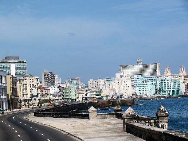 panoramę z malecon stary hawanie na kubie ‏ po południu - capital cities retaining wall malecon coastline zdjęcia i obrazy z banku zdjęć