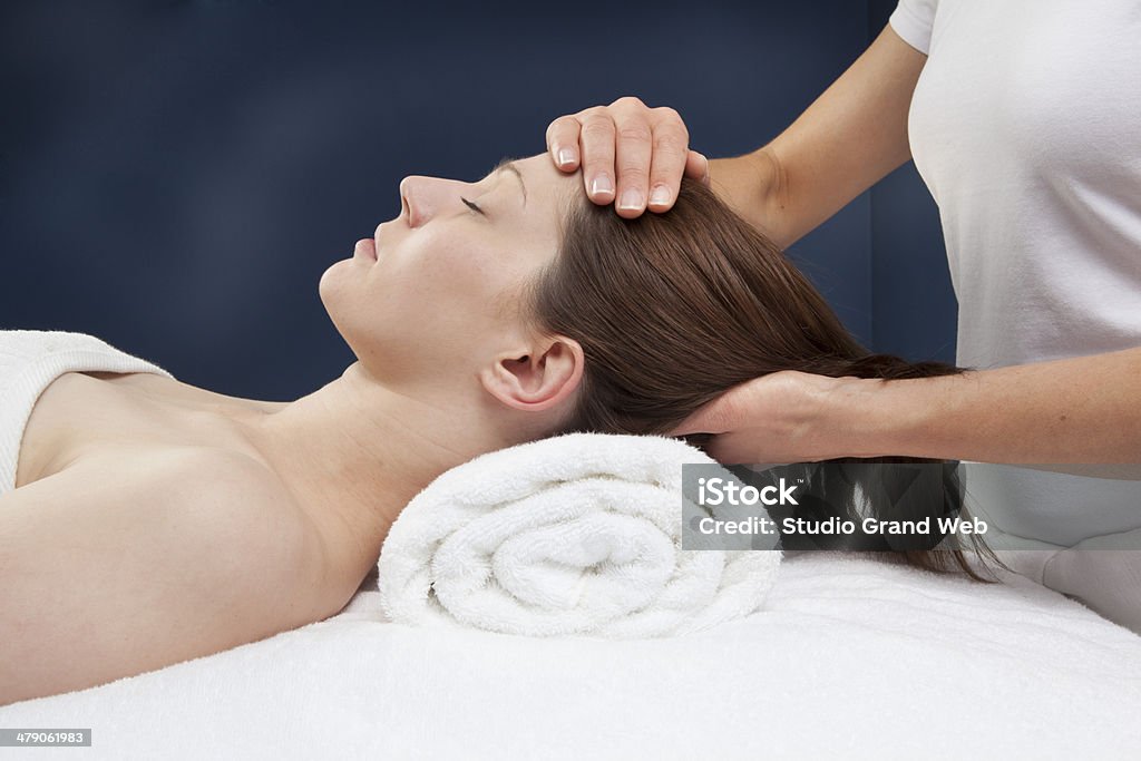 Rilassante massaggio viso e collo - Foto stock royalty-free di Ipnosi