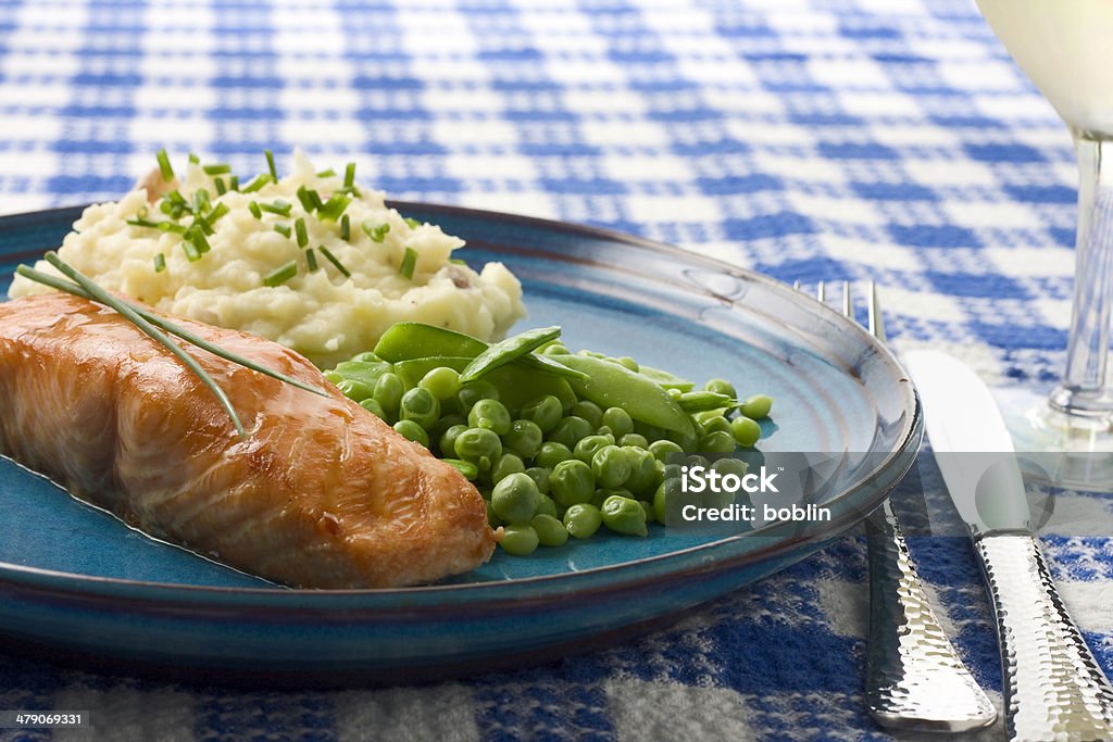 Cena de salmón a la parrilla - Foto de stock de Cena libre de derechos