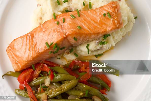 Cena De Salmón A La Parrilla Foto de stock y más banco de imágenes de Alimento - Alimento, Almendra, Carne