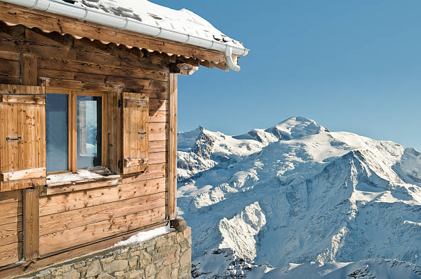 chalé de montanha e - winter chalet snow residential structure imagens e fotografias de stock