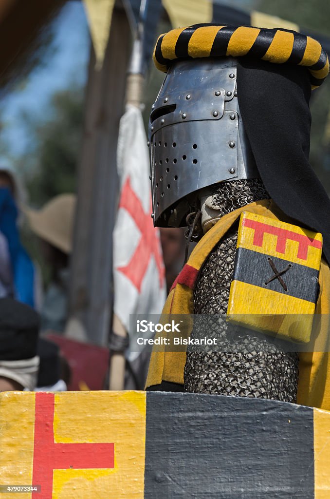 Medieval caballero en hierro casco prepara para luchar - Foto de stock de 2015 libre de derechos