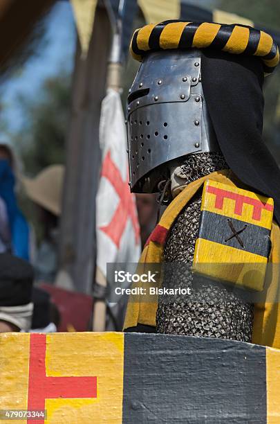 Medieval Caballero En Hierro Casco Prepara Para Luchar Foto de stock y más banco de imágenes de 2015