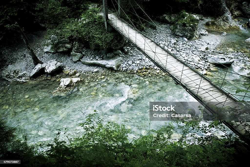 Ponte de madeira sobre o rio de montanha - Foto de stock de Alpes Julian royalty-free