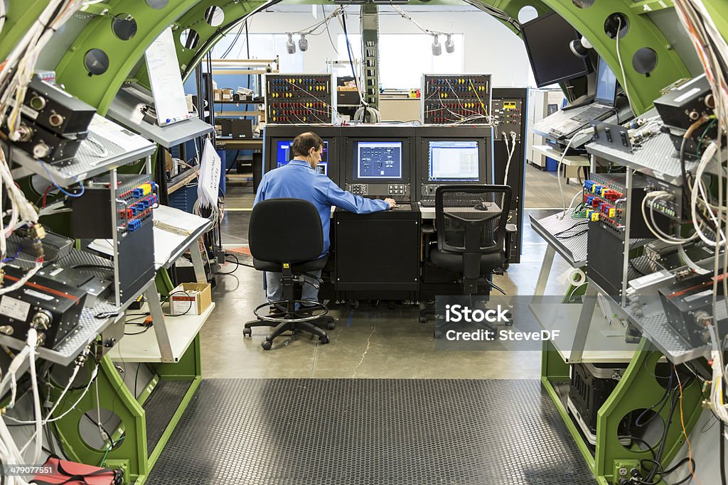 Electrical Engenheiro trabalhando em laboratório de desenvolvimento de aeronave eletrônicos - Foto de stock de Diagrama royalty-free