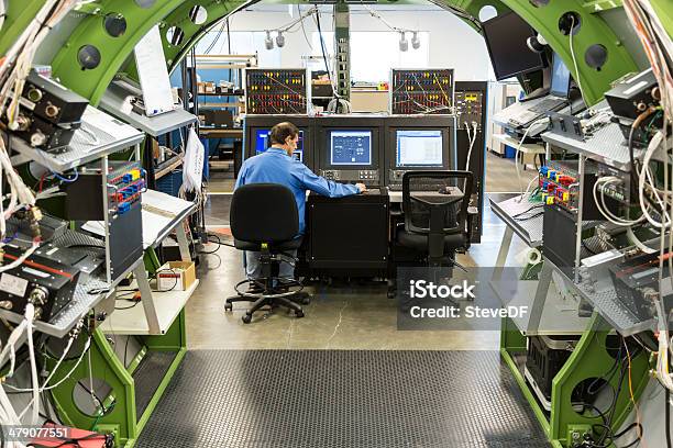 Foto de Electrical Engenheiro Trabalhando Em Laboratório De Desenvolvimento De Aeronave Eletrônicos e mais fotos de stock de Diagrama