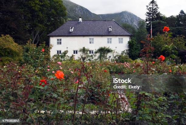 Rosas No Parque Do Barony Em Rosendal Noruega - Fotografias de stock e mais imagens de Mansão Imponente - Mansão Imponente, Noruega, Castelo