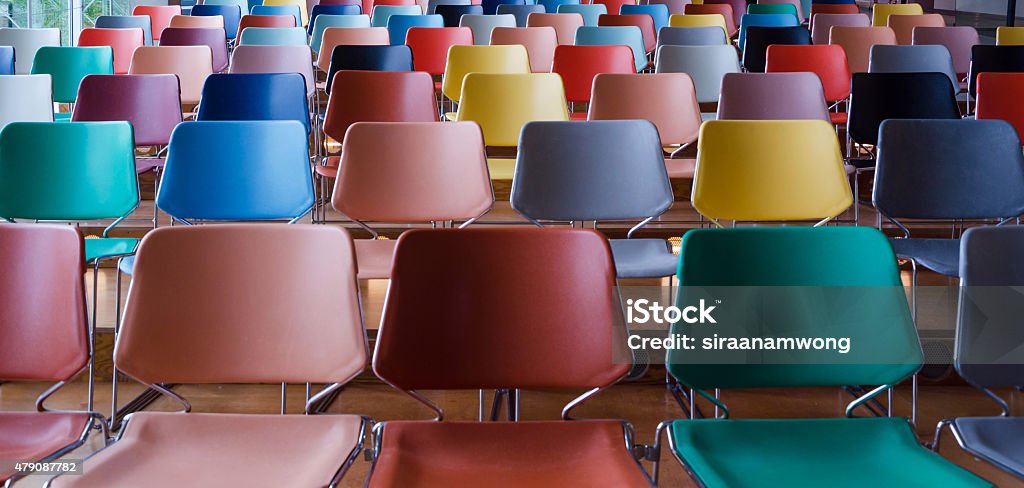 Filas de sillas coloridas - Foto de stock de Silla libre de derechos