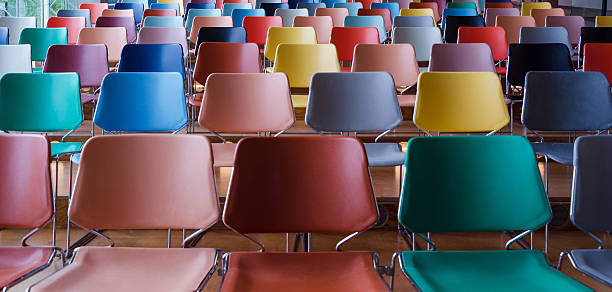 filas de sillas coloridas - asiento fotografías e imágenes de stock