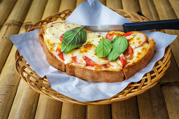 brusqueta com tomates - bruschetta cutting board italy olive oil imagens e fotografias de stock