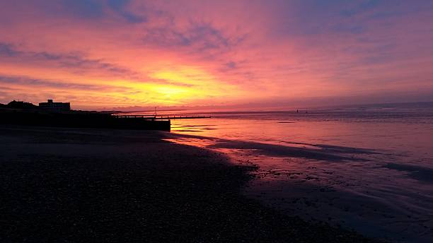 coucher de soleil à east wittering qui beach - witterung photos et images de collection