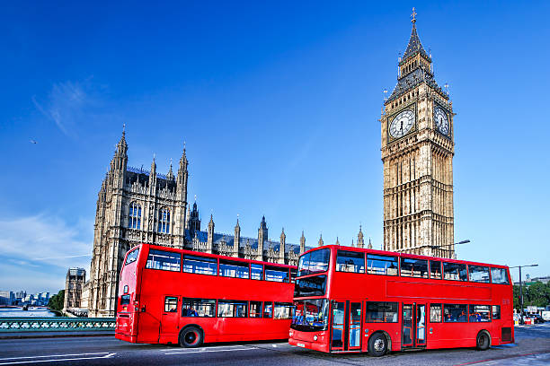 big ben mit roten busse in london, england - large transportation bridge famous place stock-fotos und bilder