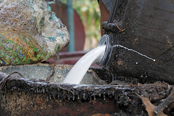 istock Pouring latex in tank 479092313