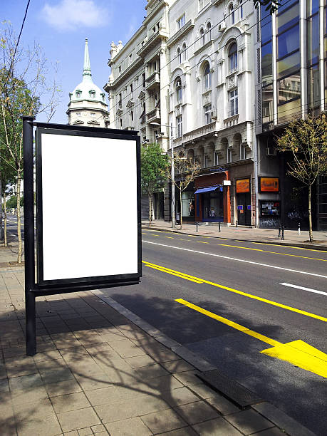 outdoor em branco na estação de autocarros - electronic billboard billboard sign arranging imagens e fotografias de stock