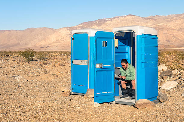 homem sentado na sanita no meio do vale da morte - house residential structure two objects building exterior imagens e fotografias de stock