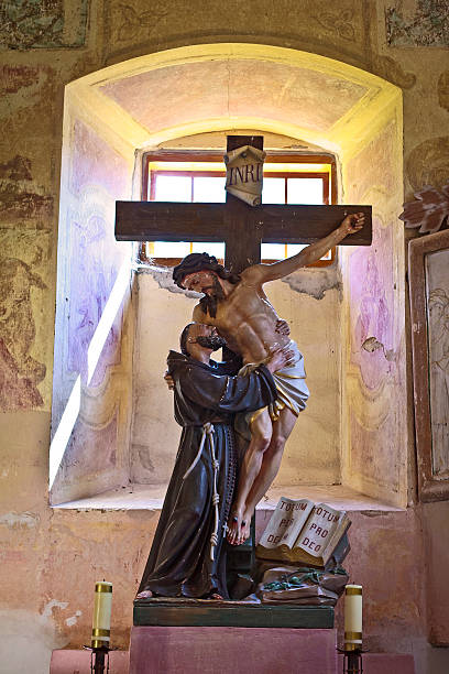 gesù cristo e monaco - jesus christ cross old statue foto e immagini stock