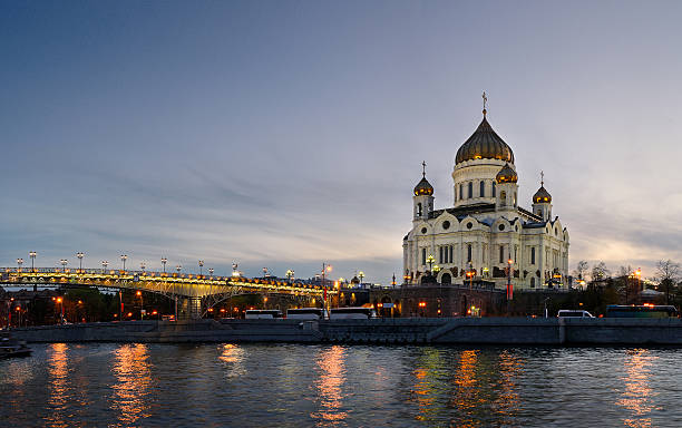 abend-panorama der christ-erlöser-kathedrale - patriarchal cross stock-fotos und bilder