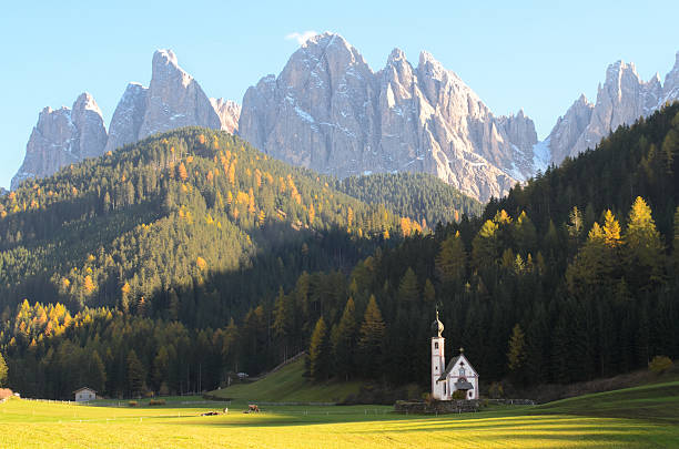 dolomiten mountain-kirche - saint johann stock-fotos und bilder