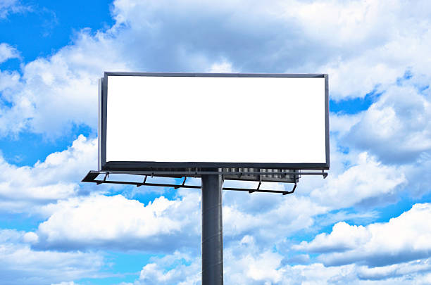 grande branco outdoor contra o céu azul brilhante - electronic billboard billboard sign arranging imagens e fotografias de stock