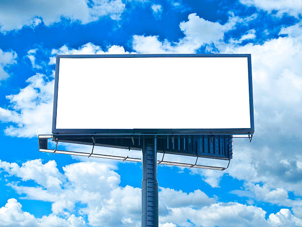 grande vuoto cartellone contro blu cielo - electronic billboard billboard sign arranging foto e immagini stock