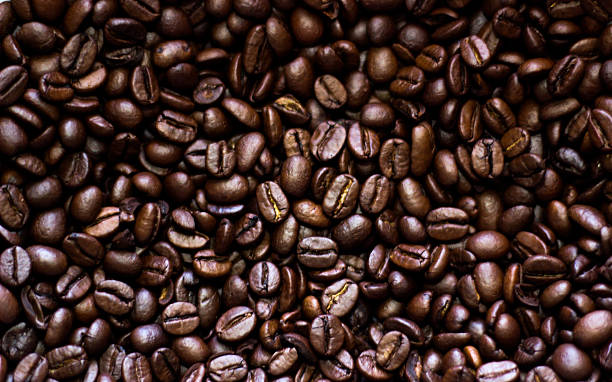 kaffeebohnen closup - bean macro brown roasted stock-fotos und bilder