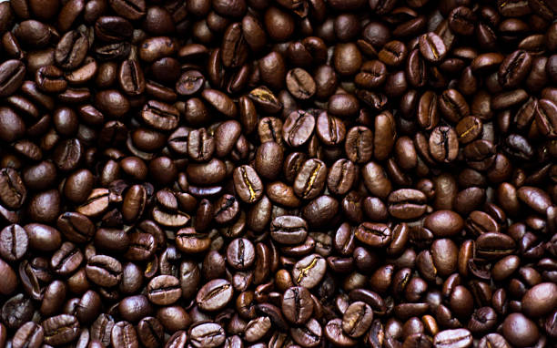 granos de café closup - bean macro brown roasted fotografías e imágenes de stock