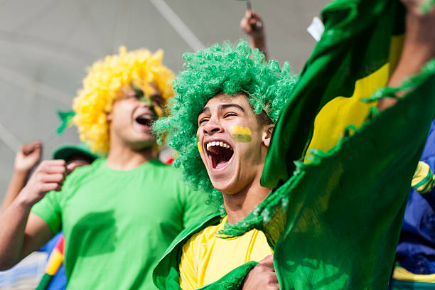 eufórico aficionado brasileño mientras mira un juego de fútbol americano - evento internacional de fútbol fotografías e imágenes de stock