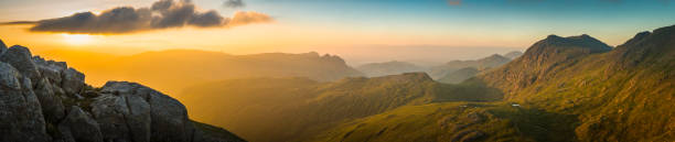 picos de montanha dourada nascer do sol sobre o lago, um panorama de distrito de pikes langdale - extreme terrain footpath british culture green imagens e fotografias de stock